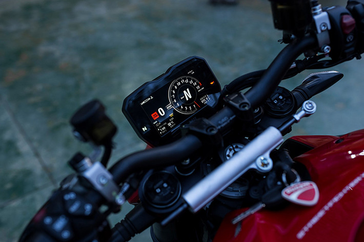 Ở thế hệ xe mới, Ducati Streetfighter V4 được trang bị bộ cánh gió khí động học lấy cảm hứng từ cánh gió của siêu môtô Panigale V4R, giúp tăng khả năng dìm xe xuống khi di chuyển ở tốc độ cao. Thiết kế Streetfighter còn mang đến cho xe tay lái dạng fatbar, tạo nên tư thế ngồi hơi chồm về phía trước rất thể thao. 