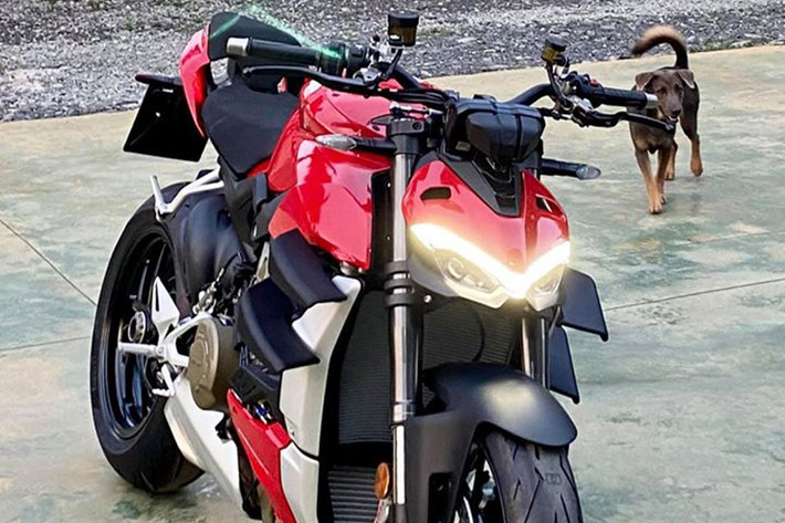 Tại thị trường châu Âu, giá xe Ducati Streetfighter V4 và V4 Streetfighter V4 S lần lượt được niêm yết ở mức 19.990 EUR và 22.900 EUR, tương đương 535 triệu đồng và 615 triệu đồng.