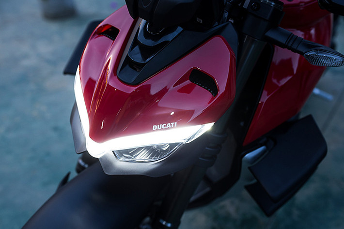 Nổi bật ở phần đầu xe là đèn pha chiếu sáng kép tích hợp đèn định vị LED vô cùng ấn tượng. Phần đuôi xe có thiết kế hoàn toàn giống với mẫu người anh em sport bike Panigale V4 với kiểu duôi vuốt nhọn, bên dưới có hai hốc thoát gió cùng đèn phanh chạy theo viền đuôi xe.