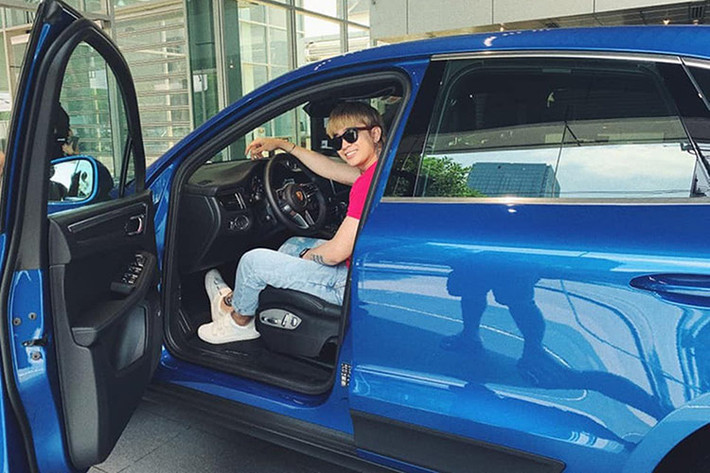 Phiên bản Porsche Macan 2019 của Chi Dân được trang bị đầy đủ những cải tiến mới như đèn hậu LED ở phía sau kéo dài mới tương tự Cayenne thế hệ mới. Nếu "tiền không thành vấn đề", chủ nhân của nó có thể mua thêm gói Hệ Thống Đèn Năng Động Cao Cấp (PDLS Plus) tăng khả năng chiếu sáng hiệu quả với khả năng điều chỉnh ánh sáng theo từng tình huống...