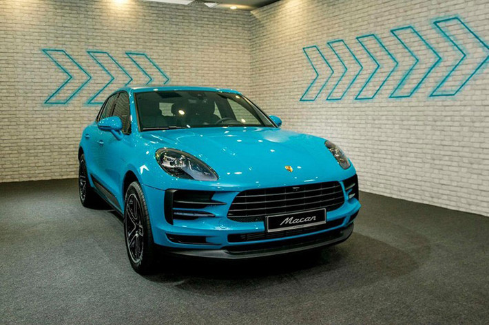 Porsche Macan 2019 của Chi Dân mới tậu sở hữu động cơ tăng áp 4 xi-lanh dung tích 2.0 lít, có khả năng sản sinh công suất tối đa 252 mã lực và mô-men xoắn cực đại đạt 370 Nm. Điểm thay đổi của Porsche Macan 2019 so với bản trước chính là khe thông gió và màn hình trung tâm cảm ứng có kích thước lên đến 11 inch.