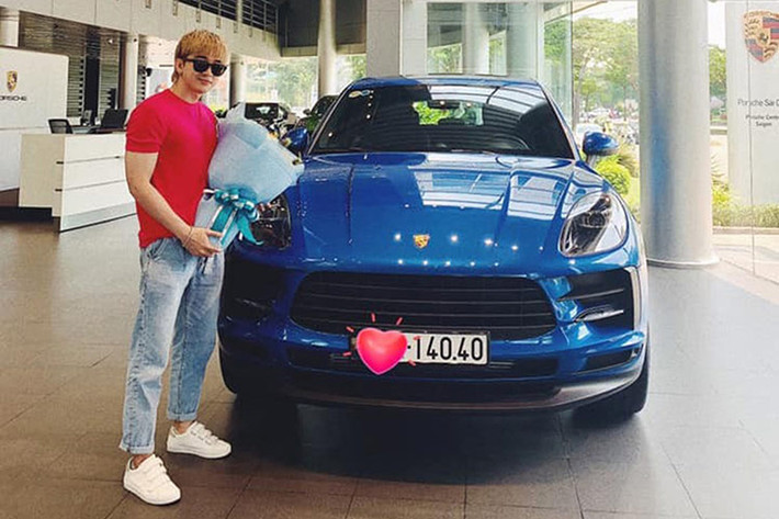 Giá xe Porsche Macan của Chi Dân khi mới ra mắt được bán chính hãng với mức giá khởi điểm 3,1 tỷ đồng cho bản tiêu chuẩn và 3,6 tỷ đồng cho phiên bản S. Ngoài ra, chiếc SUV hạng sang của nam ca sĩ này còn có ngoại thất mang tông màu xanh nước biển. Biển số xe cũng đẹp mắt với biển cặp 40.