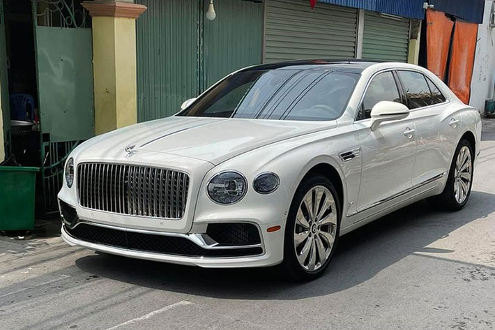 Mới đây thôi, hình ảnh chiếc xe siêu sang Bentley Flying Spur First Edition 2021 mới xuất hiện tại thành phố Hải Phòng đã thu hút không ít sự quan tâm của người đi đường cũng như cộng đồng mạng. Được biết, chủ nhân của mẫu xe đắt tiền này là ông chủ một vườn lan đột biến có tiếng.