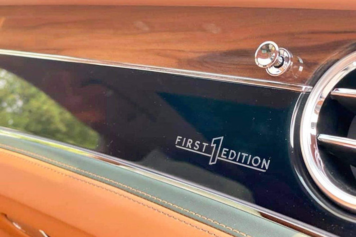 Được biết, những chiếc xe siêu sang Bentley Flying Spur thế hệ thứ 3 thuộc phiên bản đặc biệt First Edition sẽ có nhiều khác biệt so với xe tiêu chuẩn ở logo First 1 Edition ở trụ C, dòng chữ First Edition bậc cửa đi cùng cờ Liên hiệp Anh hay xuất hiện trước mặt ghế phụ như chào đón chủ nhân của xe. 