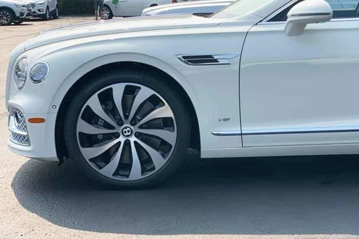 Ngoài mẫu xe siêu sang Bentley Flying Spur First Edition bản V8 mới này, các đại gia trong nước còn chơi cả phiên bản Bentley Flying Spur First Edition W12 có giá ước tính trên 30 tỷ đồng, cao hơn rất nhiều so với Bentley Flying Spur V8 First Edition.