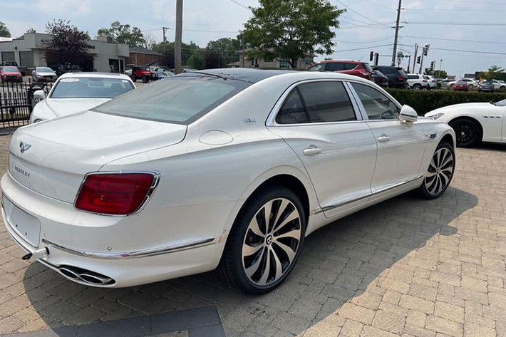 Hiện chưa rõ mức giá xe Bentley Flying Spur First Edition của đại gia Hải Phòng ra sao, chỉ biết rằng, những chiếc xe siêu sang Bentley Flying Spur First Edition đang được bán chính hãng tại Việt Nam cớ mức lên tới hơn 18 tỷ đồng.