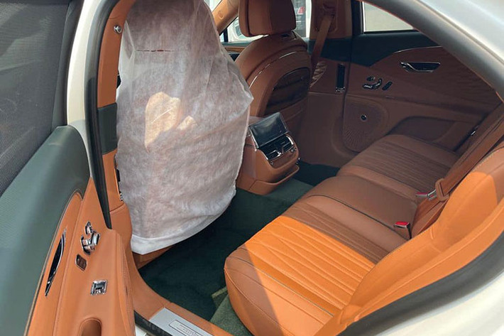 Xe được trang bị hộp số tự động ly hợp kép ZF 8 cấp, nhờ đó, mẫu xe siêu sang Bentley Flying Spur V8 phiên bản First Edition mới về nước có thể tăng tốc từ vị trí xuất phát lên 100 km/h trong thời gian chỉ 4,1 giây và đạt vận tốc tối đa 318 km/h.