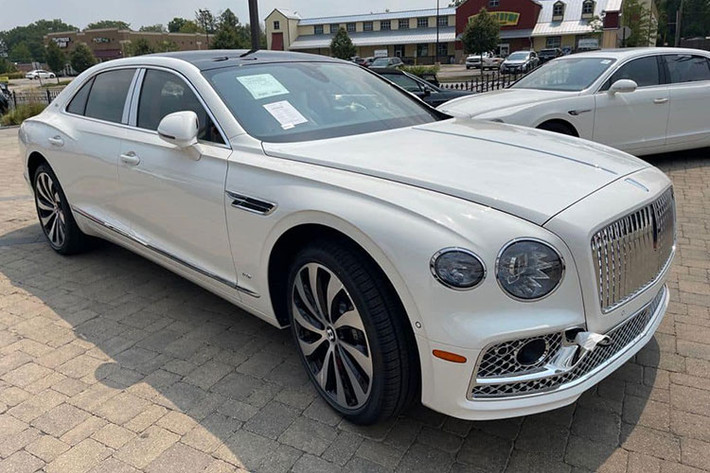 Chiếc xe siêu sang Bentley Flying Spur First Edition của đại gia lan đột biến ở Hải Phòng sở hữu ngoại thất sơn màu trắng và đi kèm các chi tiết được mạ crôm bóng loáng, bao gồm luôn bộ vành đa chấu kép thiết kế rất khỏe khoắn của xe.