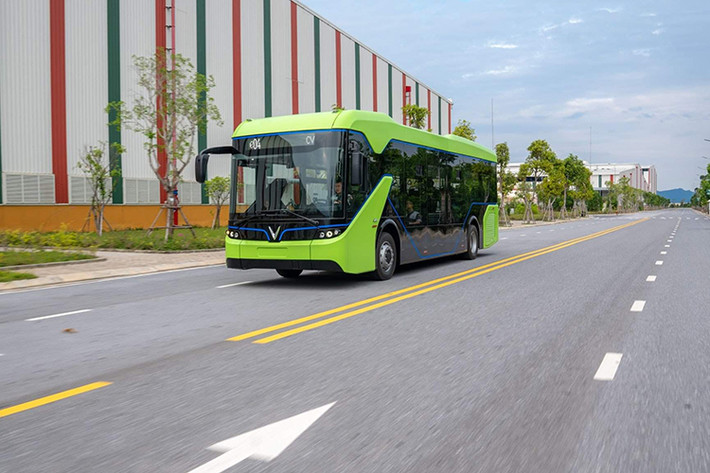 Các sản phẩm của Vingroup đều là các sản phẩm thông minh, công nghệ hiện đại nên dù chưa công bố chi tiết các loại thiết bị, động cơ, hay pin trang bị cho xe nhưng qua hình ảnh ngoại thất, cho thấy hãng xe Việt tiếp tục hợp tác với những đối tác hàng đầu thế giới khi logo ZF – một ông lớn trong ngành công nghiệp ôtô xuất hiện ở mâm xe.