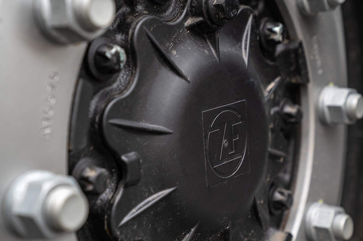 “Trái tim” xe là khối động cơ điện đặt ở phía đuôi, hai bên hông được thiết kế với tấm thép có những khe hở chạy ngang thân vừa có tác dụng tản nhiệt vừa tạo điểm nhấn cho phần ngoại thất. VinFast cho biết, khối pin xe buýt điện sử dụngcó năng lượng lên tới 281 kWh, nếu sạc bằng trạm sạc 150kW chỉ sau 2h sẽ đầy và có khả năng vận hành từ 220 – 260km.