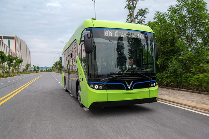 Xe buýt điện Vinfast đáp ứng đủ điều kiện của phương tiện vận tải hành khách công cộng đầu tiên ở Việt Nam. Theo quan sát, mẫu xe buýt điện của VinFast có ngoại hình vô cùng bắt mắt với 2 màu xanh lá và đen chủ đạo. Qua hình ảnh cho thấy, chiếc xe buýt của Vinfast đang nằm trong khuôn viên nhà máy của Vinfast tại Cát Hải (Hải Phòng). Trung tâm cản trước được đính logo Vinfast.