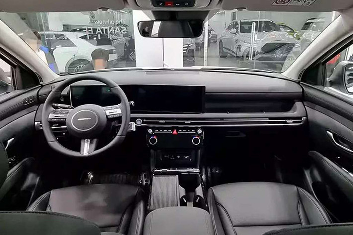 Bên trong khoang cabin của Hyundai Tucson 2025 được trang bị cụm màn hình kép giống như "đàn anh" Santa Fe 2024. Cụm màn hình này bao gồm đồng hồ lái điện tử và màn hình giải trí trung tâm có cùng kích thước 12,3 inch ghép lại với nhau. Vô lăng ba chấu được làm thanh mảnh hơn, tích hợp cụm phím bấm chức năng. 