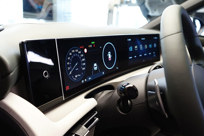 Ở lần nâng cấp giữa vòng đời này, cần số truyền thống của xe đã bị loại bỏ, thay thế bằng lẫy chuyển số đặt phía sau vô lăng. Cụm điều khiển trung tâm được đặt nằm ngay phía dưới cửa gió điều hòa, bao gồm các nút chức năng chỉnh điều hòa, hệ thống âm thanh và ghế ngồi.