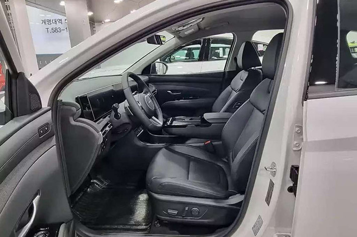 Ngoài ra, xe còn được nâng cấp hệ thống đèn viền trang trí nội thất, bổ sung tính năng thu phí tự động không dừng khi qua trạm thu phí, khóa kỹ thuật số Digital Key 2, máy quét vân tay, màn hình hiển thị thông tin kính lái HUD, camera hành trình, ghế lái/gương chiếu hậu nhớ vị trí và cửa cốp đóng/mở chỉnh điện.