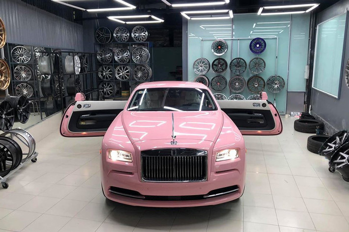 Ngoài chiếc xe siêu sang Rolls-Royce Wraith này, vợ chồng doanh nhân Huỳnh Uy Dũng còn sở hữu 1 chiếc xe siêu sang khác của Rolls-Royce là mẫu xe Ghost Series II. Chưa hết, vào năm 2019, bà Nguyễn Phương Hằng còn nhận được món quà sinh nhật khá đắt đỏ từ chồng chính là chiếc xe siêu sang Bentley Mulsanne EWB có giá lên đến 40 tỷ đồng.