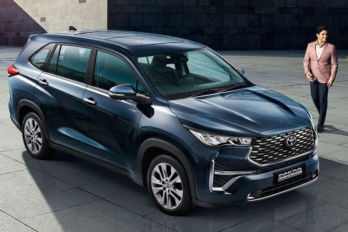So với thế hệ cũ, ngoại hình của Toyota Innova 2023 trông khác biệt, mang những đường nét hơi hướm SUV pha trộn với nét đặc trưng của xe MPV. Toyota New Global Architecture-C (TNGA-C) lần đầu được ứng dụng trên Innova giống Corolla Altis, Corolla Cross và Lexus UX. Việc dùng khung gầm này cũng giúp Innova thay đổi từ dẫn động cầu sau sang cầu trước.