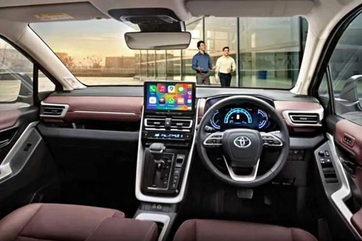 Ở phần đầu, Toyota Innova 2023 có hệ thống lưới tản nhiệt viền crom, bên trong họa tiết sơn đen nối liền mạch với hệ thống đèn phía sau. Đèn pha của xe đã sử dụng công nghệ LED mới hiện đại, trong khi đó đèn định vị LED đặt thấp dưới hốc gió nằm ngang.