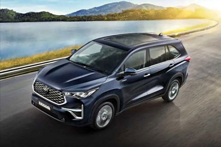 Dự đoán, Toyota Innova vẫn sẽ có 2 lựa chọn động cơ và 5 biến thể trang bị như thị trường Indonesia. Các bản VX, ZX và ZX(O) được trang bị động cơ hybrid, trong khi các bản G-SLF 7-8 chỗ và bản CX 7-8 chỗ được trang bị động cơ xăng 2.0L.