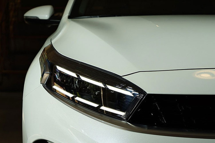 Bên sườn mẫu xe này xuất hiện 2 loại vành có đường kính 16 inch hoặc 17 inch, tùy phiên bản. Cụm đèn hậu của Kia Cerato 2021 được nối với nhau bằng dải đèn LED ở giữa. Tiếp đến là khu vực mắt lưới với thiết kế giống lưới tản nhiệt trên cản sau, thiết kế ống xả của xe được giấu kín.