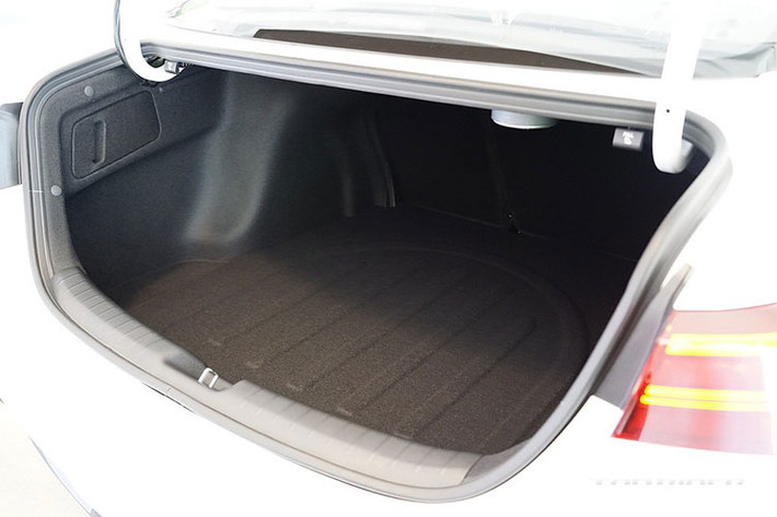 Mẫu xe này vừa có mặt tại các đại lý của Kia Australia với 3 phiên bản S, Sport và Sport+, kèm mức giá xe Kia Cerato 2021 lần lượt là 20.100 USD, 21.600 USD và 24.500 USD (từ 460 đến 565 triệu đồng). Kể từ năm 2018, Kia Cerato tại Việt Nam sau khi được Trường Hải Thaco mang về nước phiên bản mới nhất, doanh số của mẫu xe này trong từng tháng không ngừng “bứt tốc” thậm chí có tháng còn nằm trong top 3 xe bán chạy nhất thị trường.