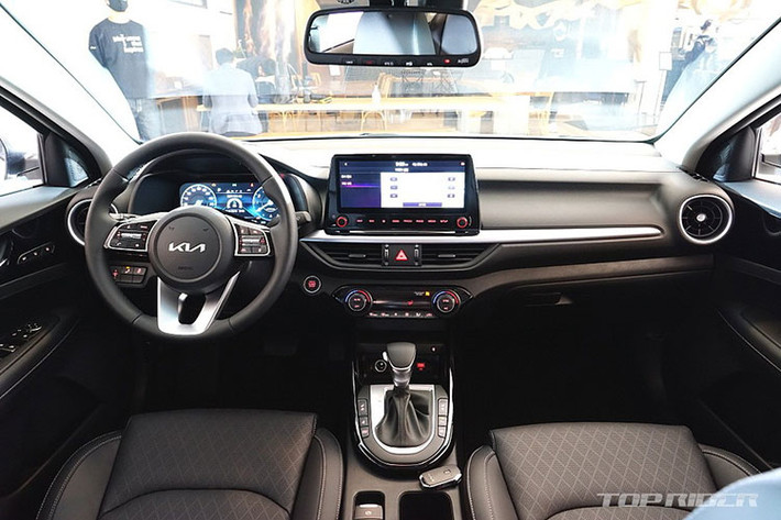 Bước vào phần nội thất, Kia Cerato 2021 có gam màu nội thất mới là cam nâu, tạo phong cách trẻ trung và sang trọng, màu này chủ yếu có mặt trên các dòng xe hạng sang ít có mặt trên dòng xe phổ thông. Nội thất được nâng cấp màn hình trung tâm kích thước lớn 10,25 inch đặt nhô cao và cụm đồng hồ lái 10,25 inch dưới dạng tùy chọn.