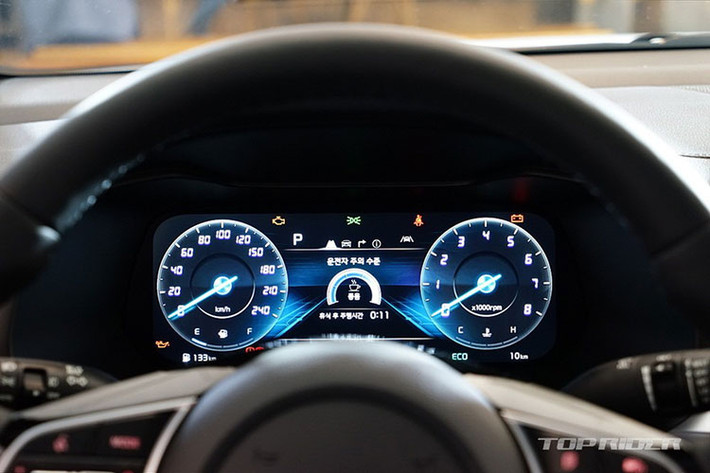 Ngoài ra, Cerato 2021 thế hệ mới còn có phanh đỗ điện tử Auto Hold, chìa khóa thông minh khởi động từ xa, điều hướng không dây (OTA), chức năng thông báo cho hành khách phía sau (ROA) đã được thêm vào để cải thiện sự tiện lợi cho người dùng.