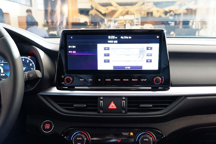 Kia cũng mang lại cho mẫu xe này nhiều tính năng trợ lái tiên tiến gồm: Hỗ trợ lái xe trên đường cao tốc (HDA), hỗ trợ giữ làn đường (LFA), kiểm soát hành trình thông minh (NSCC), hỗ trợ tránh va chạm phía trước bao gồm cả người đi xe đạp(FCA), hỗ trợ tránh va chạm phía sau (BCA), cảnh báo hướng đi an toàn (SEW), cảnh báo người lái mất tập trung (DAW), giám sát phía sau (RVM), hỗ trợ phòng ngừa va chạm chéo phía sau (RCCA).
