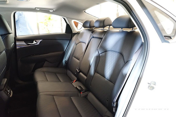 Nằm bên dưới nắp ca-pô của Kia Cerato 2021 là khối động cơ Smartstream 4 xi-lanh, hút khí tự nhiên, dung tích 1.6L, sản sinh công suất tối đa 123 mã lực tại tua máy 6.300 vòng/phút và mô-men xoắn cực đại 154 Nm tại tua máy 4.500 vòng/phút. Sức mạnh được truyền tới cầu trước thông qua hộp số biến thiên vô cấp CVT.