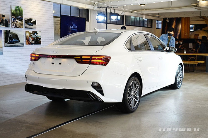 Ở phân khúc sedan hạng C, Kia Cerato được xem là "tượng đài" khi doanh số của mẫu xe này luôn lấp áp các mẫu xe còn lại. Trong cuộc đua tháng 4/2021, Kia Cerato đã giao tới tay khách hàng 815 xe. Cộng dồn doanh số 4 tháng đầu năm đạt 2.513 xe, đứng đầu phân khúc.