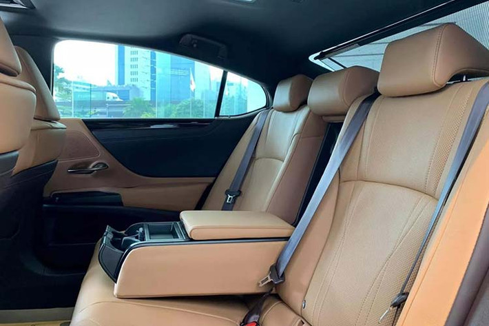 Trang bị động cơ cho Lexus ES 250 2020 mới sẽ vẫn là loại máy xăng, 4 xi-lanh, dung tích 2.5L, phối hợp với hộp số tự động 8 cấp sản sinh công suất tối đa 204 mã lực tại tua máy 6.600 vòng/ phút và mô-men xoắn cực đại đạt 243 Nm tại 4.000 – 5.000 vòng/ phút.