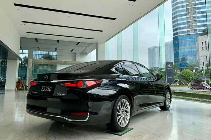 Bên cạnh các trang bị an toàn mới được cập nhật, Lexus ES 250 2020 vẫn sở hữu các tính năng an toàn hấp dẫn như cảnh báo phương tiện cắt ngang RCTA, cảnh báo điểm mù BSM, cảnh báo áp suất lốp TPWS và 10 túi khí.