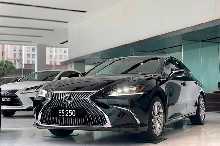 Với những trang bị được bổ sung ở phiên bản mới này, giá xe Lexus ES 250 2020 sẽ là 2,54 tỷ đồng, tăng 41 triệu đồng so với phiên bản cũ. Mẫu xe sang Nhật Bản hứa hẹn sẽ có thêm sức cạnh tranh cùng các đối thủ thương hiệu châu Âu khác tại Việt Nam như Mercedes-Benz E-Class (2,13 – 2,833 tỷ đồng) hay BMW 5-Series (2,389 – 3,069 tỷ đồng).