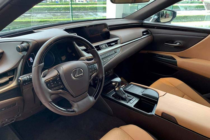 Khoang nội thất của Lexus ES 250 bản nâng cấp 2020 không thật sự nổi bật so với các đối thủ cùng phân khúc. Nhưng là mẫu xe được thiết kế nhằm đem lại sự thoải mái hàng đầu cho người sử dụng, ES 250 mới luôn ưu tiên sử dụng những chất liệu thân thiện với con người như da cao cấp và gỗ tự nhiên để bọc ghế ngồi, vô-lăng, táp lô,…
