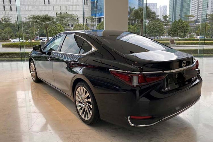 Thuộc thế hệ mới nhất, ES 250 2020 được phát triển dựa trên khung gầm toàn cầu GA-K của thương hiệu xe sang Nhật Bản. Thiết kế tổng thể nội/ ngoại thất không có gì thay đổi so với phiên bản 2019. Đầu xe vẫn gây ấn tượng với lưới tản nhiệt tạo hình con suốt cỡ lớn với viền mạ crôm xung quanh, dải đèn LED định vị ban ngày phía trước tạo hình chữ “L” đặc trưng của Lexus. Cụm đèn hậu phía sau cũng trang bị bóng LED, tạo hình chữ L và xếp chồng 3 tầng lên nhau.