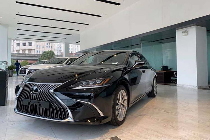 Theo thông tin được chia sẻ từ tư vấn bán hàng, mẫu sedan hạng sang cỡ trung Lexus ES 250 2020 mới đã chính thức có mặt tại đại lý chính hãng ở Hà Nội. Cụ thể, mẫu xe mới này đã được bổ sung thêm khá nhiều trang bị, tiếp tục được nhập khẩu nguyên chiếc từ Nhật Bản.