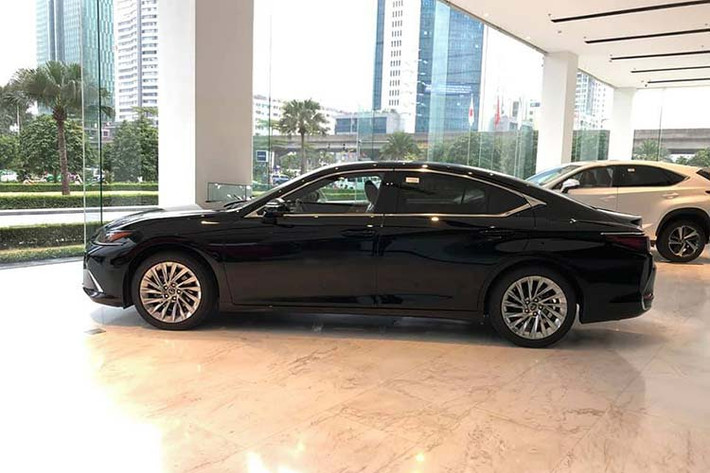 Ở phiên bản 2020, mẫu xe sang Lexus ES 250 với cụm đèn trước được nâng cấp lên 3 bóng LED giống "đàn anh" LS 500 thay vì chỉ 1 bóng như trước đây. Ngoài ra, cụm đèn này còn được tích hợp công nghệ AHS Blade Scan giúp phát hiện phương tiện phía trước để phân bổ vùng chiếu sáng, có phần giống với công nghệ Multibeam LED của Mercedes-Benz.