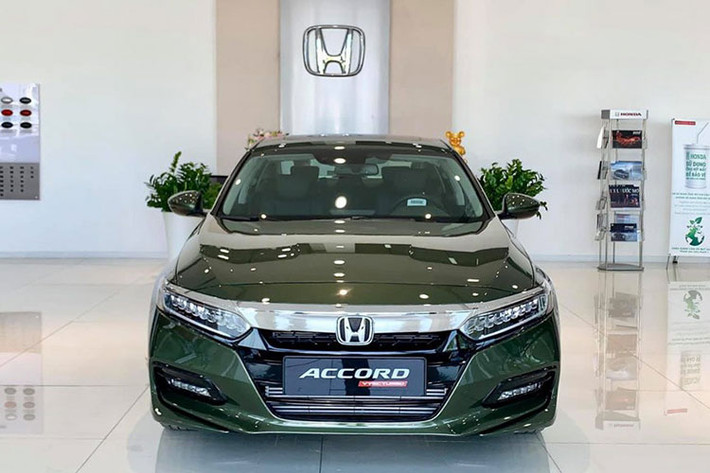 Ở vị trí số 5 trong tháng 5/2021 là Honda Accord với lượng tiêu thụ là 15 chiếc, tăng gấp đôi so với tháng trước. Sau 5 tháng đầu năm, chiếc sedan cỡ D nhà Honda bán được 64 chiếc. Honda Accord hiện vẫn chỉ được bán 1 phiên bản duy nhất ở Việt Nam nhưng có 2 lựa chọn giá theo màu, gồm màu trắng giá 1,329 tỷ đồng và các màu còn lại giá 1,319 tỷ đồng.