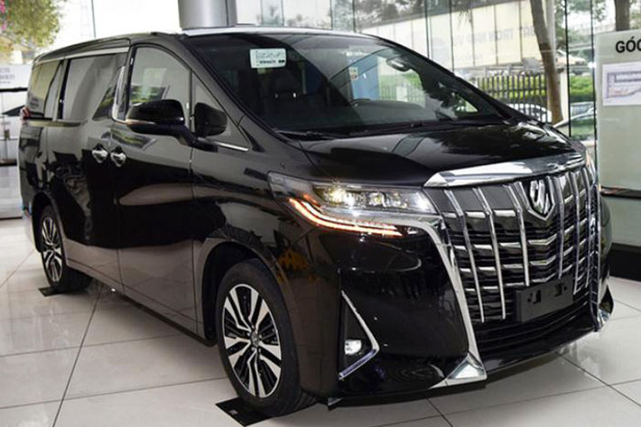Toyota Alphard chưa bao giờ vắng bóng trong danh sách Top 10 xe bán ế hàng tháng. Điều nãy cũng dễ hiểu khi giá bán của Alphard đắt đỏ hơn 4 tỷ đồng, hiển nhiên không thể dành cho số đông. Chiếc MPV cao cấp của Toyota có lượng bán ra trong tháng 5/2021 là 7 xe, tăng 2 chiếc so với tháng trước. Tính từ đầu năm đến nay đã có 32 xe rời đại lý, tăng 28% so với năm 2020 (bán 25 xe).