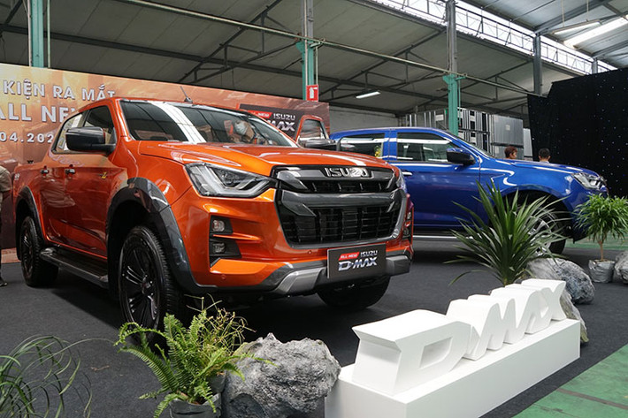 Chiếc bán tải nhà Isuzu trong tháng 5 vừa qua bán được 36 chiếc, tăng 6 chiếc so với tháng trước đó. Cộng dồn 5 tháng D-Max bán được 66 xe, thấp nhất phân khúc bán tải ở Việt Nam. Isuzu D-Max hiện đang bán thế hệ mới, được giới thiệu tới người tiêu dùng Việt Nam từ tháng 4 /2021 với 3 phiên bản thay vì 4 bản như trước. Giá dao động từ 630-850 triệu đồng.