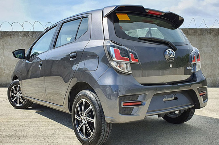 Mẫu Toyota Agya 2020 vừa ra mắt tại Indonesia còn cho thấy sự thay đổi về ngoại thất của Wigo 2020 sắp về Việt Nam. Phần đầu xe được thiết kế lại với lưới tản nhiệt góc cạnh hơn. Cản sau chỉ có thay đổi nhỏ ở khu vực gắn biển số. Bộ vành giữ nguyên kích thước 14 inch nhưng thay đổi thiết kế với 7 nan mảnh, phay xước, phối 2 tông màu tương phản.