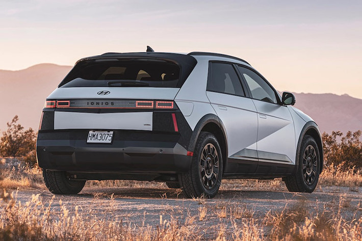 Ngoài ra, SUV điện địa hình Hyundai IONIQ 5 XRT 2025 có thiết kế đầu và đuôi xe hung hãn hơn với cản trước sau, ốp hông độc đáo nhờ hoa văn nguỵ trang kỹ thuật số (digital camo) lạ mắt.