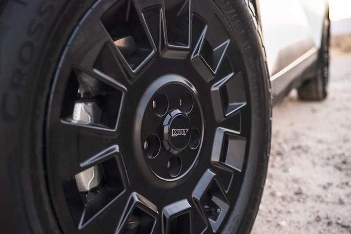 Để có thể vượt địa hình, Hyundai IONIQ 5 XRT 2025 có khoảng sáng gầm xe cao hơn nhờ hệ thống treo nâng 23mm. Điều này làm tăng góc tới của xe lên 19,8 độ (bản thường chỉ 17,5 độ) và góc thoát lên 30,0 độ, tăng từ 25,4 độ trên mẫu xe tiêu chuẩn.