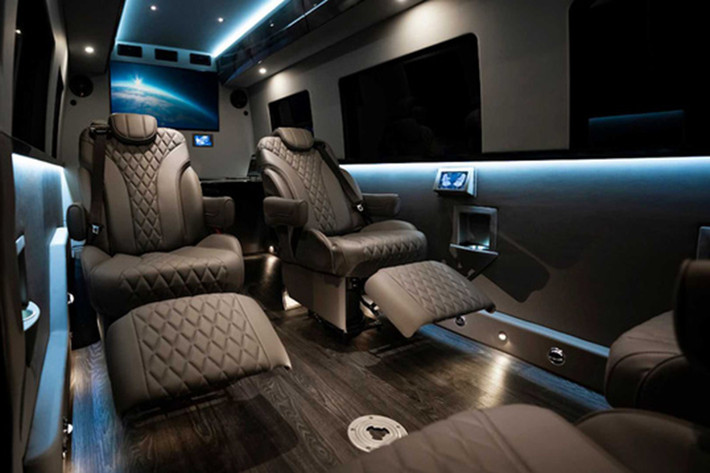 Những tính năng tiện nghi khác bao gồm chức năng mát-xa cho ghế ngồi, bệ để chân, điều hòa không khí tự động ba vùng, sàn lát gỗ, hệ thống ánh sáng xung quanh và cửa sổ chống nhìn vào trong.