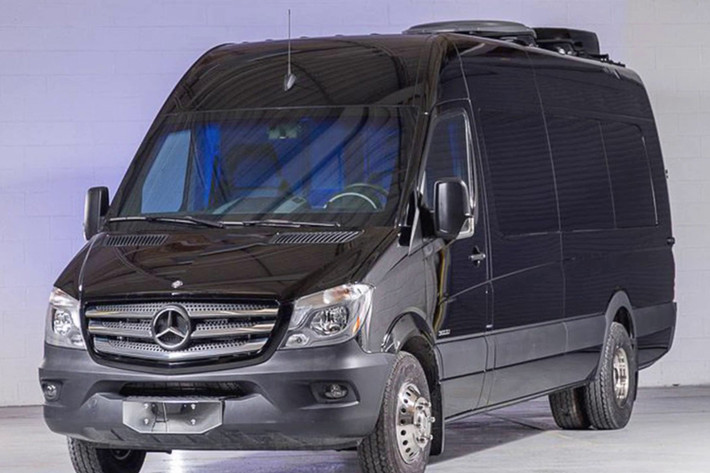 Đối với biến bản nóc cao của Sprinter 2020, giá xe VIP Mobile Office khởi điểm ở mức 43.870 USD ở Mỹ với động cơ dung tích 2.0 lít sản sinh 188 mã lực. Phiên bản động cơ dầu 3.0 lít sản sinh 188 mã lực sẽ có giá ít nhất 49.995 USD, trong khi bản 4x4 có giá từ 57.970 USD.
