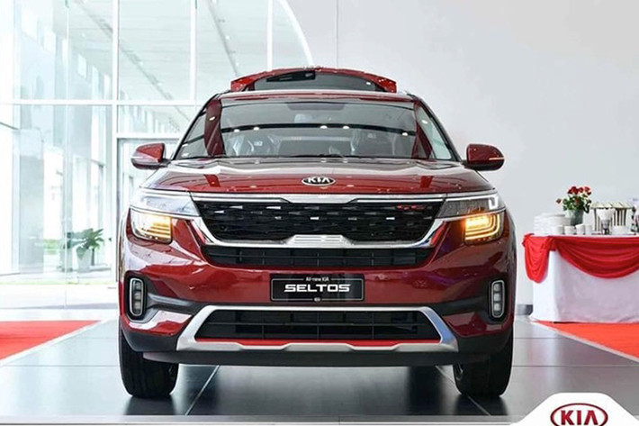 Kể từ khi ra mắt thị trường từ 22/7/2020 đến nay, Kia Seltos luôn được đánh giá là mẫu xe có sức hút khá lớn đối với khách hàng và luôn vượt mặt những cái tên trong cùng phân khúc như Hyundai Kona hay Honda HR-V. Với doanh số 1.255 xe bán ra trong tháng 2/2022 Kia Seltos đứng ở vị trí thứ 2 trong bảng xếp hạng, dù liên tục tăng giá.