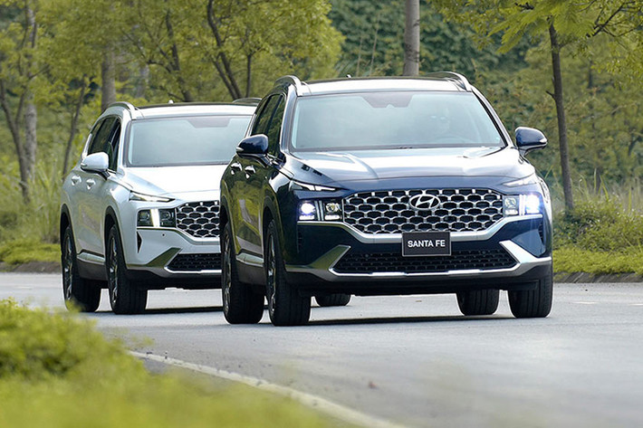 Tháng 2/2022 vừa qua, Hyundai SantaFe bán ra 793 chiếc, giảm 27,5% so với tháng 1. Tuy vậy, do các mẫu xe khác bị giảm doanh số quá sâu nên mẫu xe 7 chỗ này vẫn góp mặt trong top ở vị trí cuối cùng. SantaFe là cái tên thứ 3 của thương hiệu Hyundai có mặt trong danh sách này.