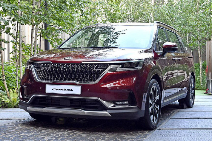 Đứng vị trí thứ thứ 9 trong bảng xếp hạng thuộc về KIA Carnival (Kia Sedona) với doanh số đạt được 802 xe được giao đến tay khách hàng. So với thế hệ cũ, Kia Carnival thế hệ mới mang phong cách SUV đô thị cá tính, đồng thời được “chất” thêm hàng tá công nghệ hiện đại, chính điều này đã giúp Carnival dễ dàng chinh phục khách hàng Việt.