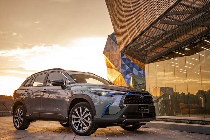 Không còn duy trì phong độ tăng trưởng doanh số ấn tượng như những tháng cuối năm 2021, tuy nhiên với thành tích 1.358 xe bán ra trong tháng 2/2022 - mẫu xe SUV Toyota Corolla Cross vẫn xếp ở nhóm dẫn đầu trong số 10 xe ôtô bán chạy nhất Việt Nam. Có thể nói, với phong độ ổn định vị, Corolla Cross sẽ dần thay thế Toyota Vios, trở thành con “át chủ bài” của hãng xe Nhật Bản tại Việt Nam.
