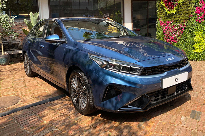 Là mẫu xe hạng C có doanh số ổn định nhất Việt Nam, Kia K3 thường xuyên nằm ở vị trí cao trong Top 10 xe bán chạy và tháng 2/2022 cũng không ngoại lệ khi đã có 1.134 xe được giao đến tay khách hàng. Với doanh số này đã giúp K3 tăng lên 5 bậc và đứng ở vị trí thứ 5 trong bảng xếp hạng và bỏ xa các đối thủ như Mazda3, Hyundai Elantra.