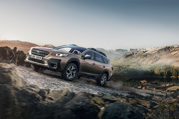 Giá xe Subaru Outback 2022 hoàn toàn mới được bán với chỉ một phiên bản 2.5i-Touring EyeSight, giá đề xuất là 1,969 tỷ đồng (đã bao gồm VAT). Từ hôm nay đến hết ngày 31/12/2021, 25 khách hàng đầu tiên đặt hàng sẽ được nhận quà tặng là một năm bảo hiểm vật chất cho xe.